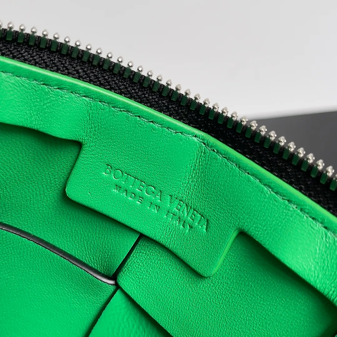 Batch 1960 BV men’s camera bag, BV men’s 2023 SS Pre Spring new camera 📷The zippered Cassette is a bit cool⭕️ Very suitable for babies who like to be low-key and unassuming, this bag is really boyfriend-friendly💪, it should be worn with a windbreaker or sweater in autumn and winter. Imported Italian calfskin, the quality is visible, and the capacity is completely OK. Style number: 730027 Size: 20*15*5